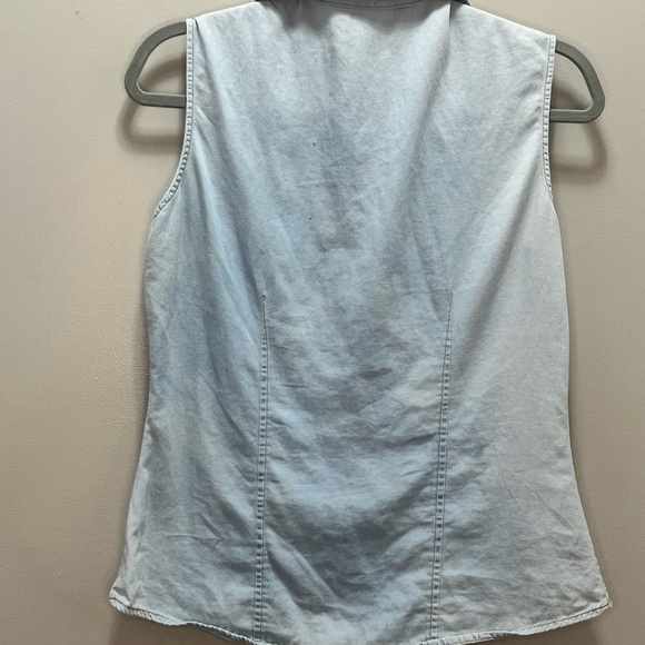 ⸻

Riders by Lee Sleeveless Button-Up Denim Shirt - Size S/P - Picture 3 of 4